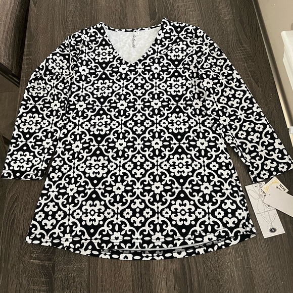 LULU-B Tops - Lulu B UPF 50 Cooling Three Quarter Sleeve Top Black White Print NWT Size Small